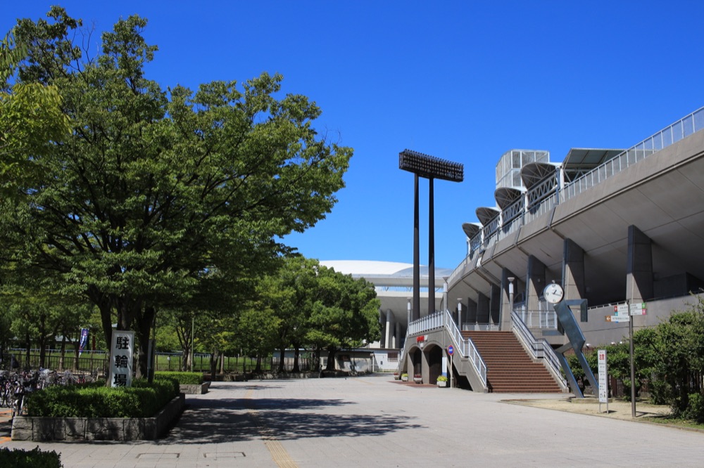 長居公園の緑とスタジアム周辺の風景